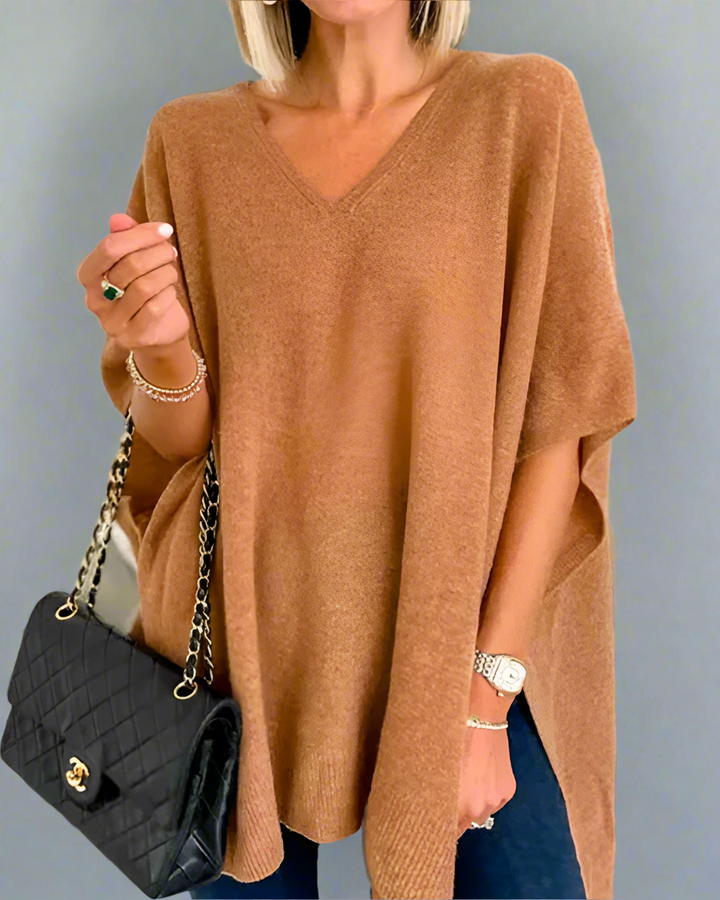Elara | Blød strikket ponchosweater med V-hals