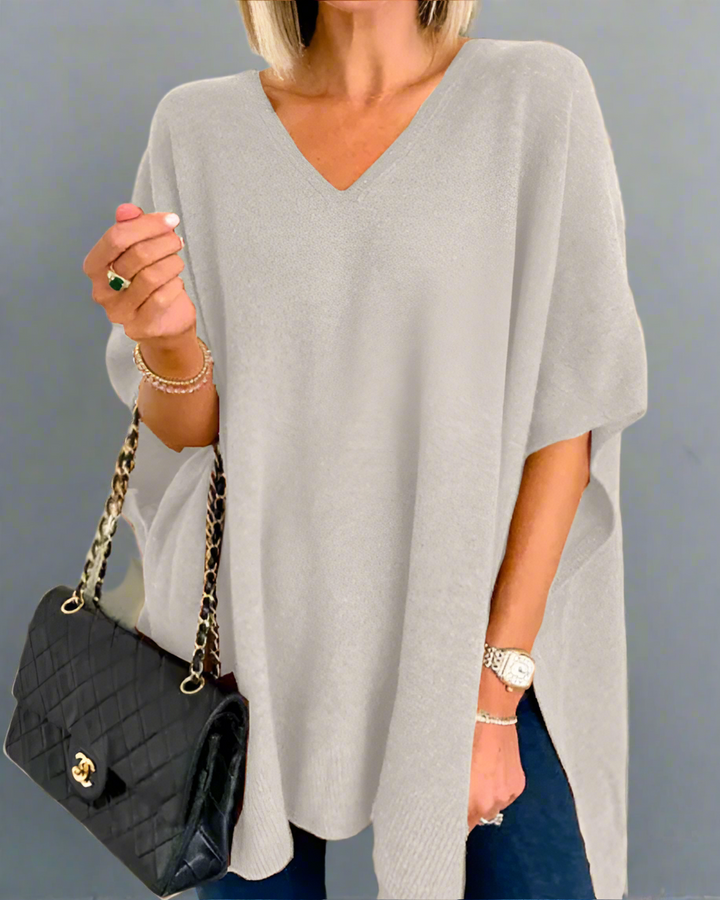 Elara | Blød strikket ponchosweater med V-hals