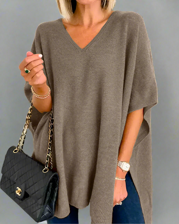 Elara | Blød strikket ponchosweater med V-hals