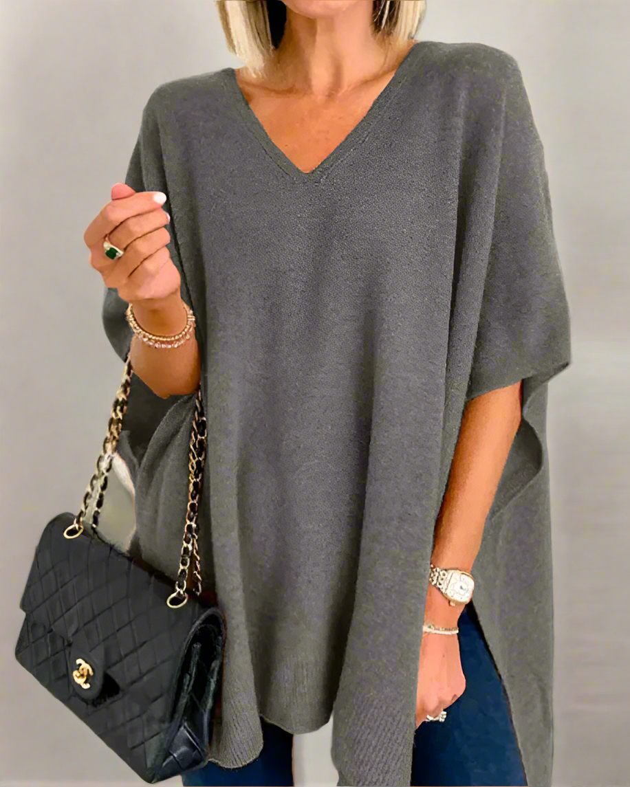 Elara | Blød strikket ponchosweater med V-hals